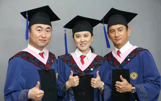 吴奇隆参加北大毕业典礼 穿学士服拍毕业照获硕士学位