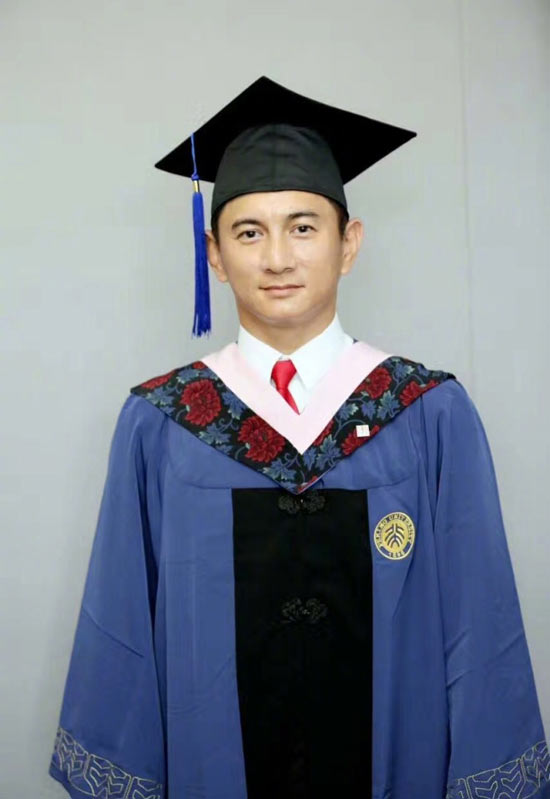 吴奇隆参加北大毕业典礼 穿学士服拍毕业照获硕士学位