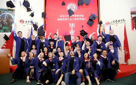 吴奇隆参加北大毕业典礼 穿学士服拍毕业照获