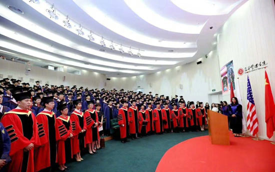 吴奇隆参加北大毕业典礼 穿学士服拍毕业照获硕士学位