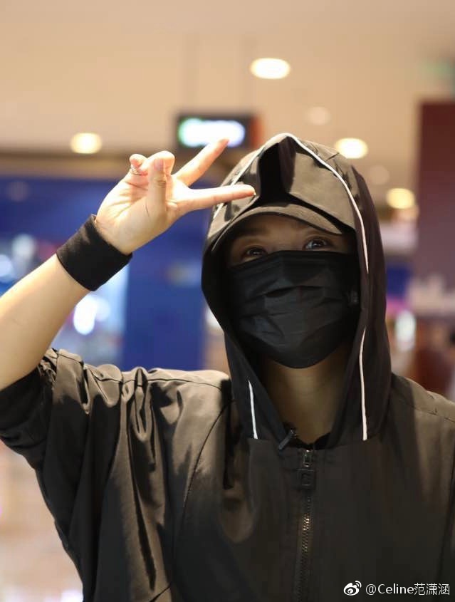 何洁身材纤瘦抱娃低调逛街 母子心情佳或献综艺首秀