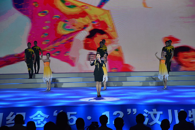歌唱家李丹阳为家乡首唱《我是你的女儿也是你的兵》