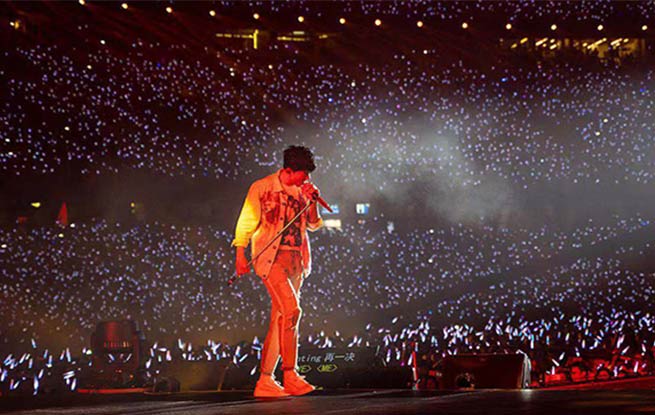 张杰北京演唱会：八万歌迷“点亮鸟巢”