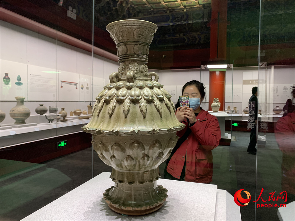 观众在故宫博物院陶瓷馆参观。人民网 刘颖颖摄