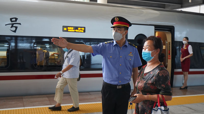 北京铁路局动车组的“四心”服务法