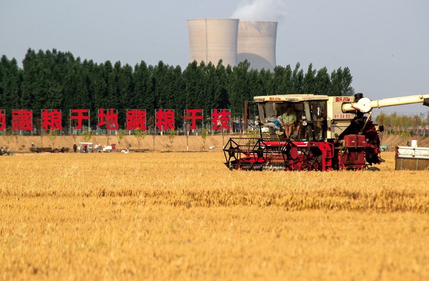 现代农机“展雄风” 确保小麦“颗粒归仓”