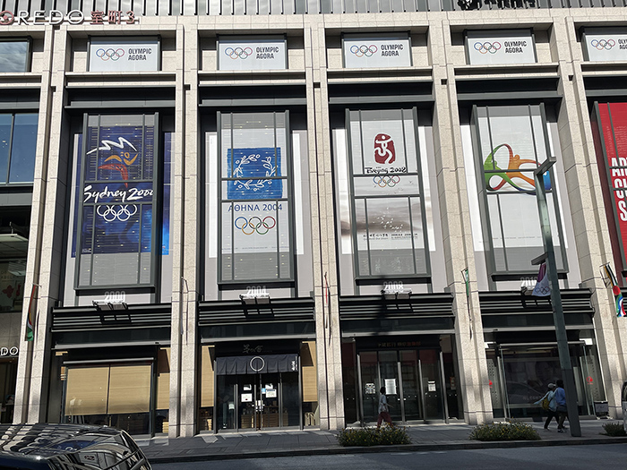 7月23日，东京主要街道到处可见奥运彩旗和宣传画，洋溢着奥运气氛。（人民网 吴颖摄）