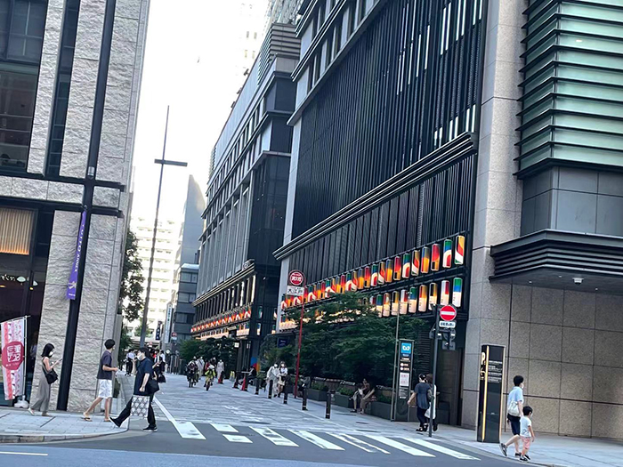 7月23日，东京主要街道到处可见奥运彩旗和宣传画，洋溢着奥运气氛。（人民网 吴颖摄）