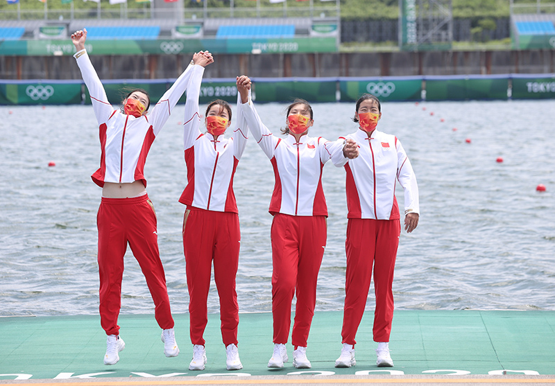 北京时间7月28日，东京奥运会赛艇女子四人双桨，中国队夺得金牌。图为颁奖仪式上中国姑娘们欢呼雀跃。人民日报报道团 王霞光摄
