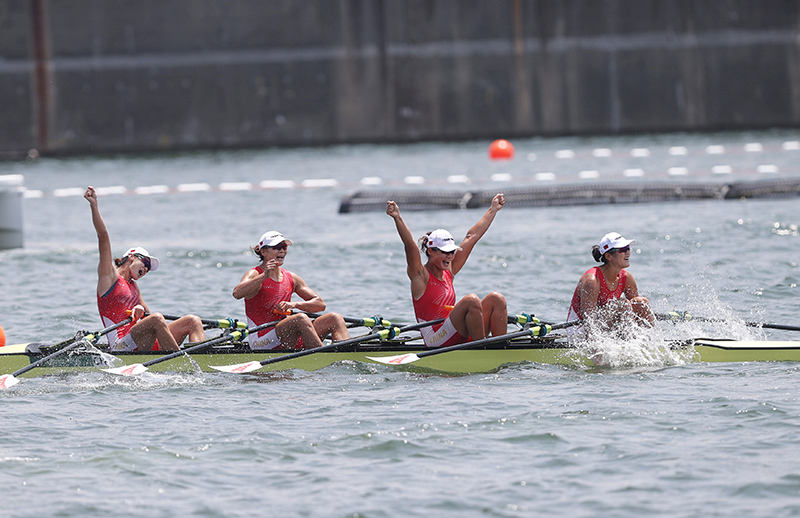 北京时间7月28日，东京奥运会赛艇女子四人双桨，中国队夺得金牌。图为中国姑娘们欢呼胜利。人民日报报道团 崔萌摄