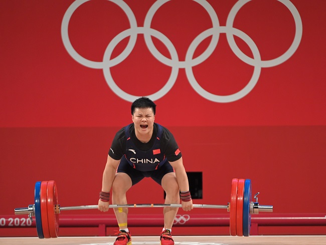 举重女子87公斤级：中国选手汪周雨勇夺金牌