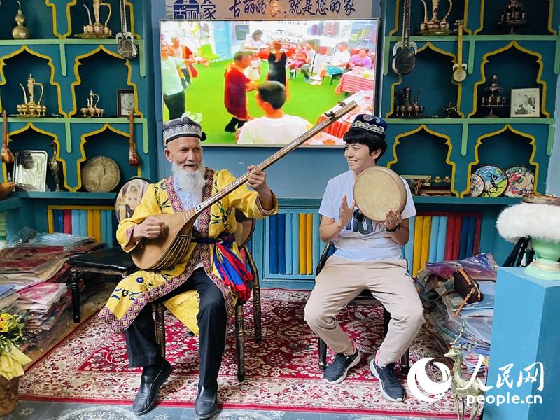 正在唱歌的维吾尔族老人。人民网记者 何旭摄