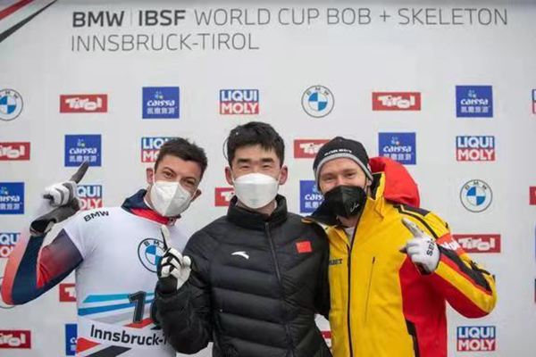 耿文强（中）与英国选手维斯顿、德国选手格罗瑟尔并列获得冠军。来源:国际雪车和钢架雪车联合会官网
