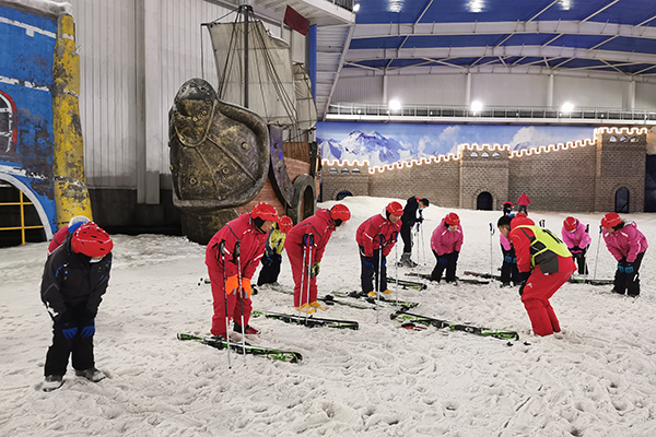 河北省中小学体育教师冰雪培训滑雪项目圆满完成