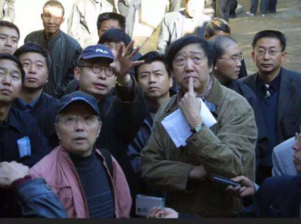 2002年11月1日，冯骥才与潘鲁生一行在山西后沟村考察。展览主办方供图