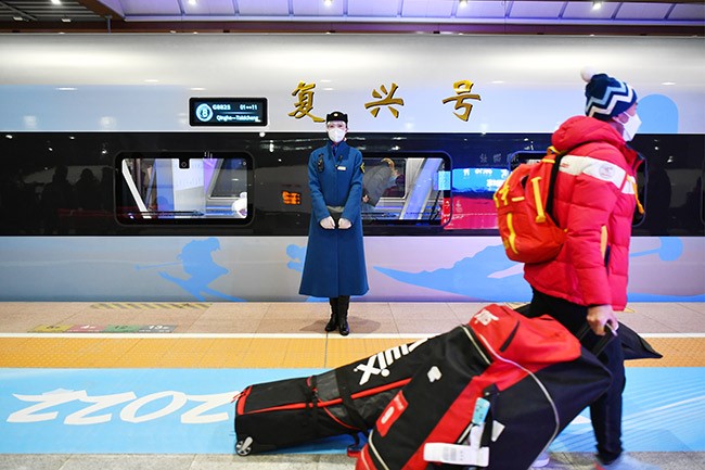 “瑞雪迎春”！奥运版智能复兴号动车组驶出中国速度与冰雪激情