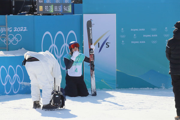 冬奥播报丨中国女子雪上项目奥运首金 谷爱凌夺得自由式滑雪女子大跳台冠军 