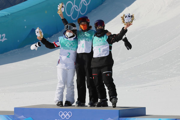 冬奥播报丨中国女子雪上项目奥运首金 谷爱凌夺得自由式滑雪女子大跳台冠军 