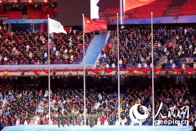 北京冬奥会闭幕式举行升旗仪式。