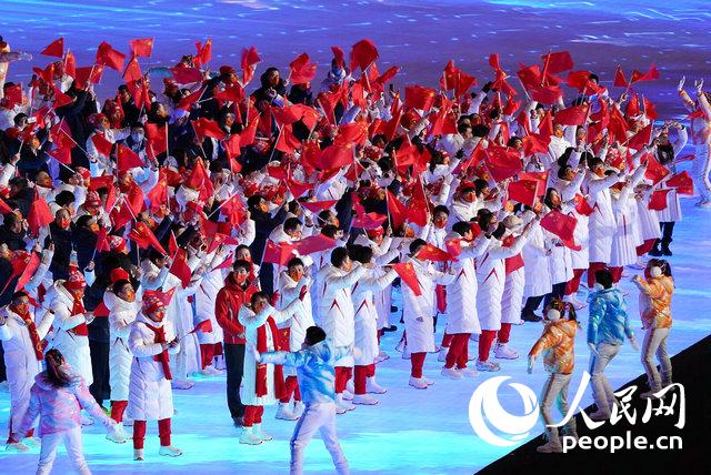 中国体育代表团运动员入场。