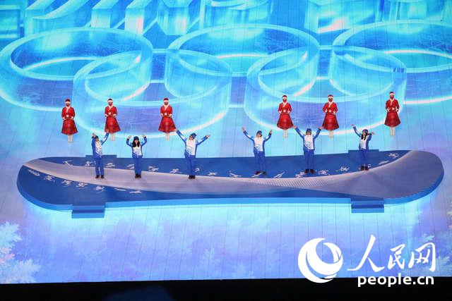 北京冬奥会志愿者代表登台。