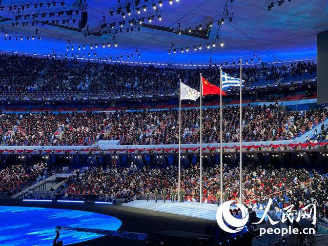 北京冬奥会闭幕式现场，升希腊国旗，奏希腊国歌。