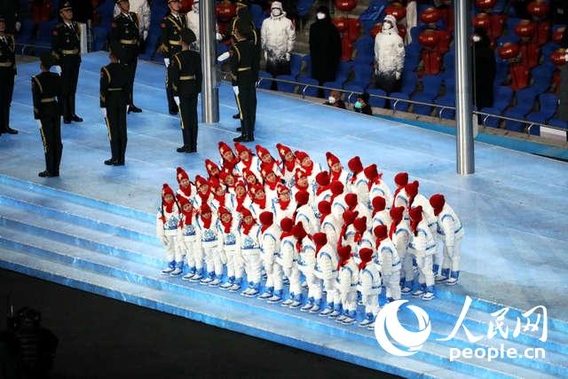 北京冬奥会闭幕式现场，小朋友演唱奥林匹克会歌。