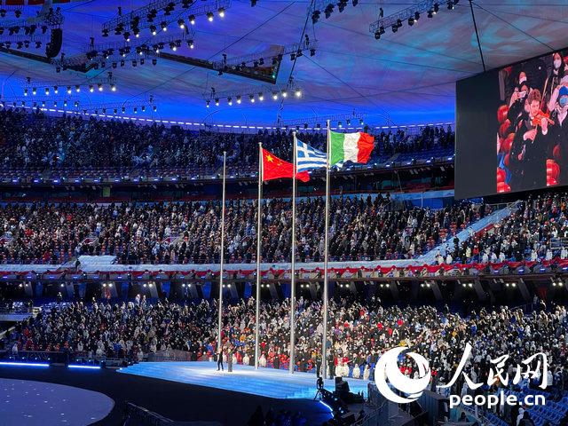 北京冬奥会闭幕式现场，升意大利国旗，奏唱意大利国歌。