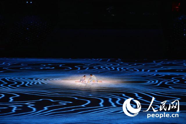 北京冬奥会闭幕式现场，文艺表演《双城璧合・聚力联辉》。