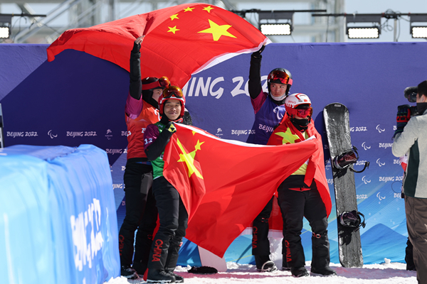 参加决赛的四名中国选手高举国旗。人民网记者 翁奇羽摄