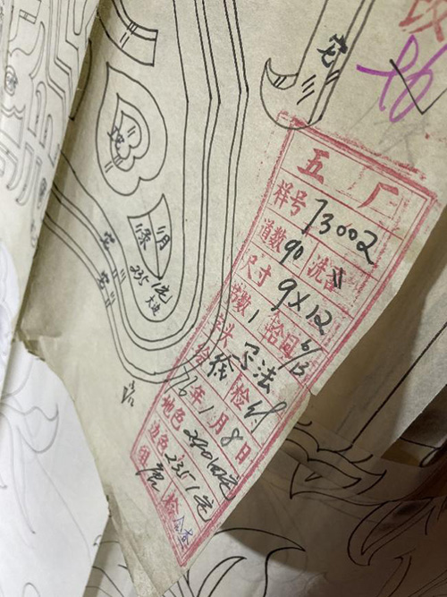 北京华方地毯保存的宫毯大稿。北京华方艺术中心供图