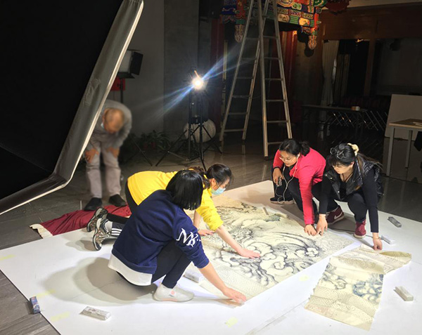 宫毯大稿抢救性保护现场。北京华方艺术中心供图