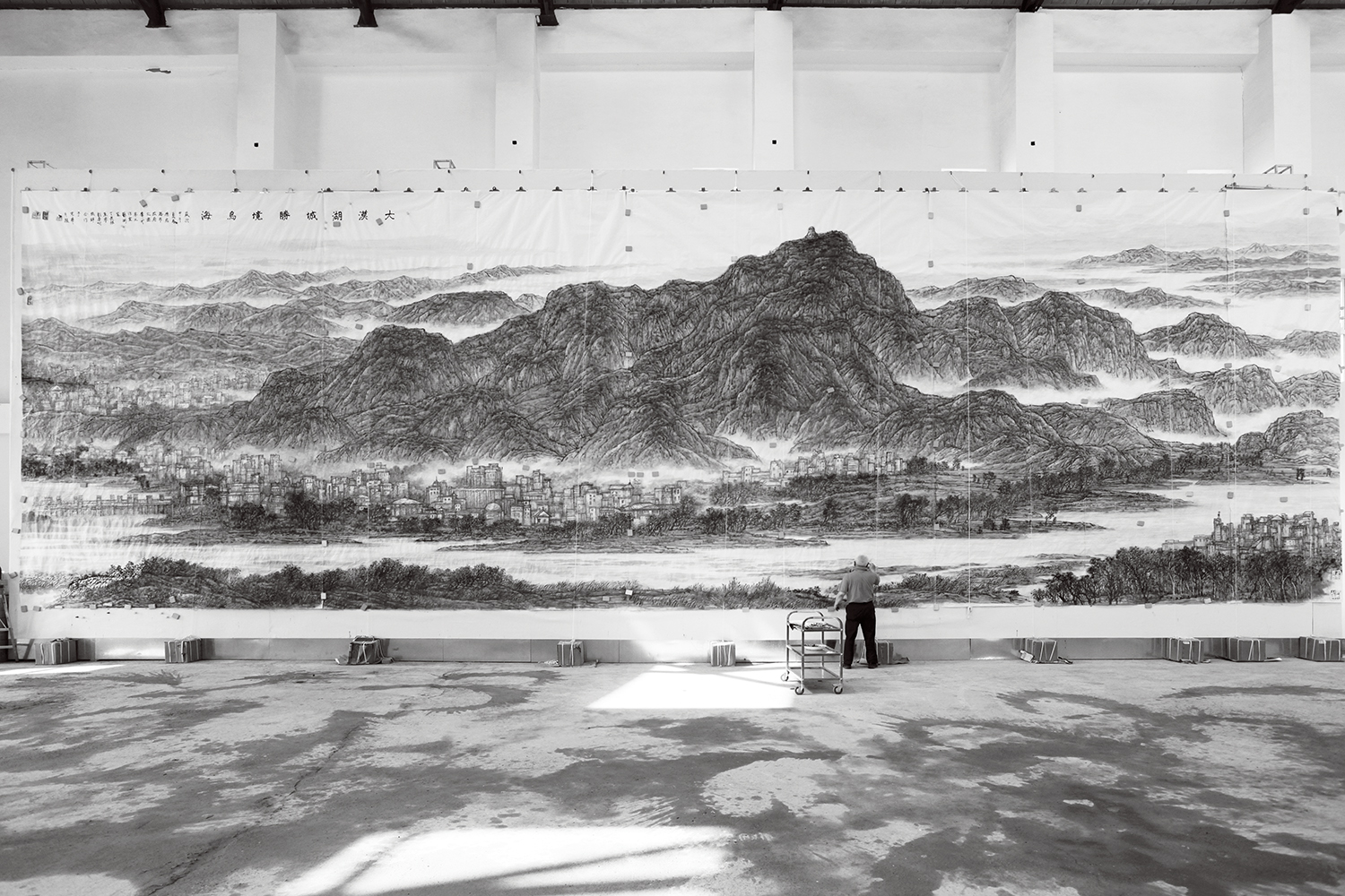 2014年，李小可在创作6.3米×18.5米巨幅作品《大漠湖城 圣境乌海》