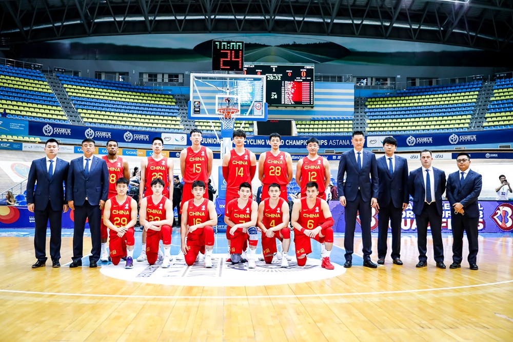 中国队赛前合影。图片来源：FIBA国际篮联