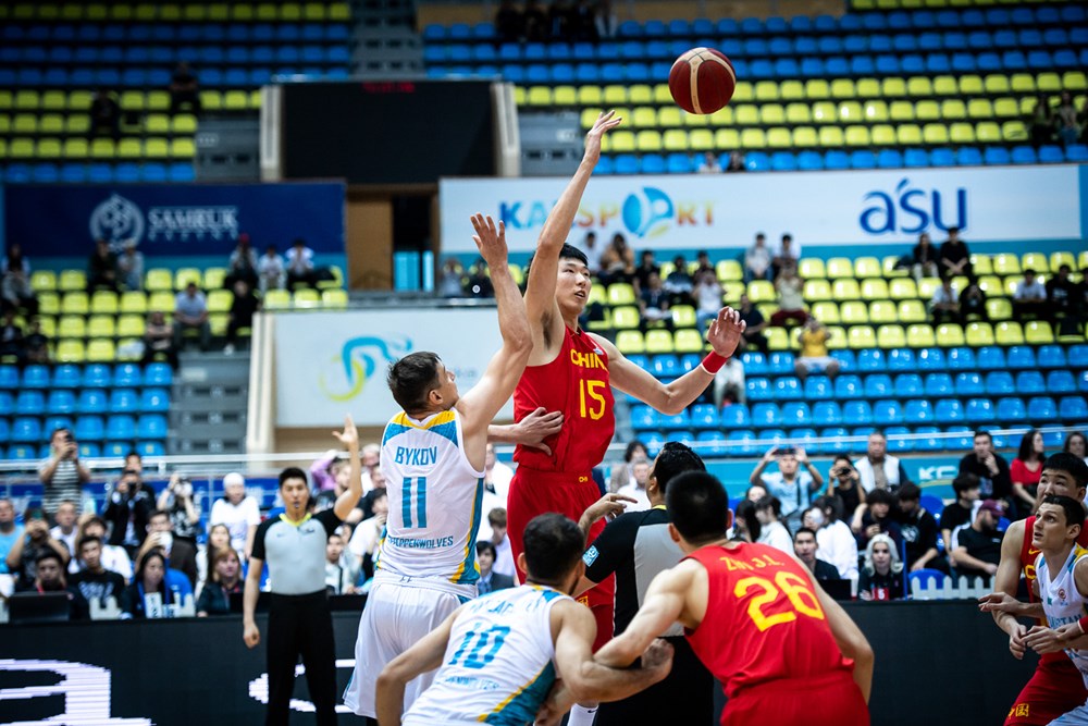 比赛开场跳球。图片来源：FIBA国际篮联