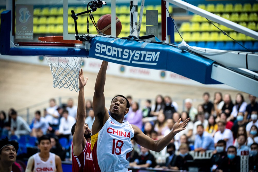祝铭震篮下强攻。图片来源：FIBA国际篮联