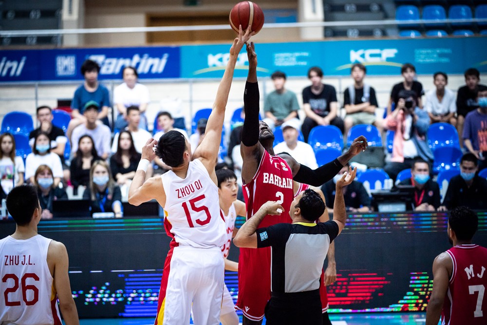 双方跳球。图片来源：FIBA国际篮联