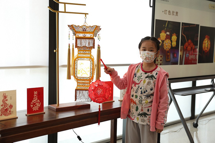 中秋节期间，游客体验传统花灯制作。中国工艺美术馆、中国非物质文化遗产馆供图