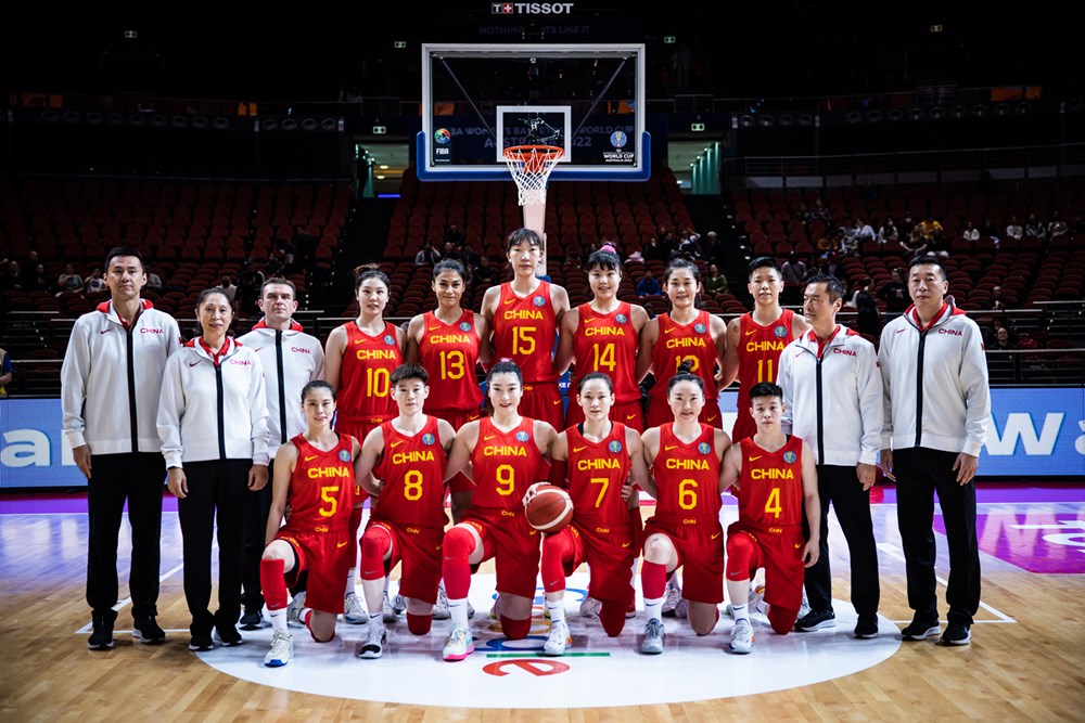 中国女篮赛前合影。图片来源：FIBA国际篮联