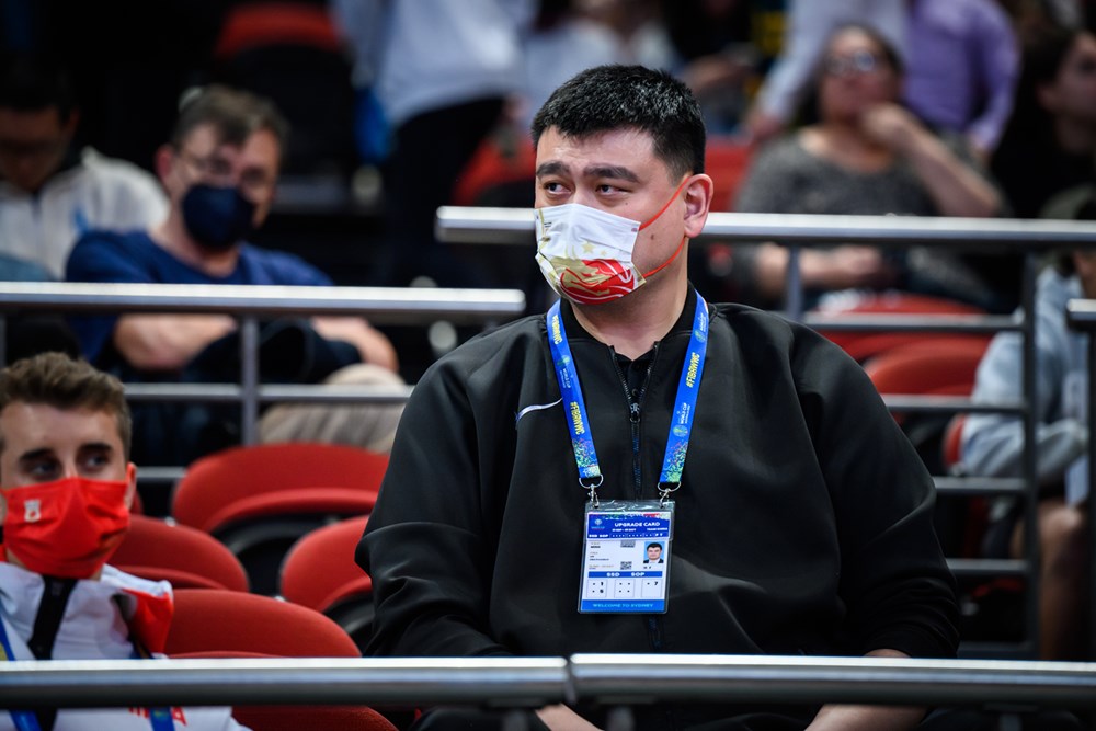 中国篮协主席、球队领队姚明现场观战。图片来源：FIBA国际篮联