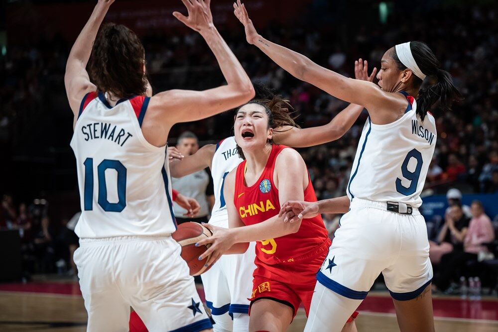 李梦突破上篮。图片来源：FIBA国际篮联
