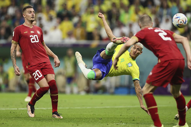 11月25日，2022年卡塔尔世界杯巴西队2:0胜塞尔维亚队。图为巴西队球员理查利森（中）在比赛中倒钩射门。新华社记者 兰红光摄