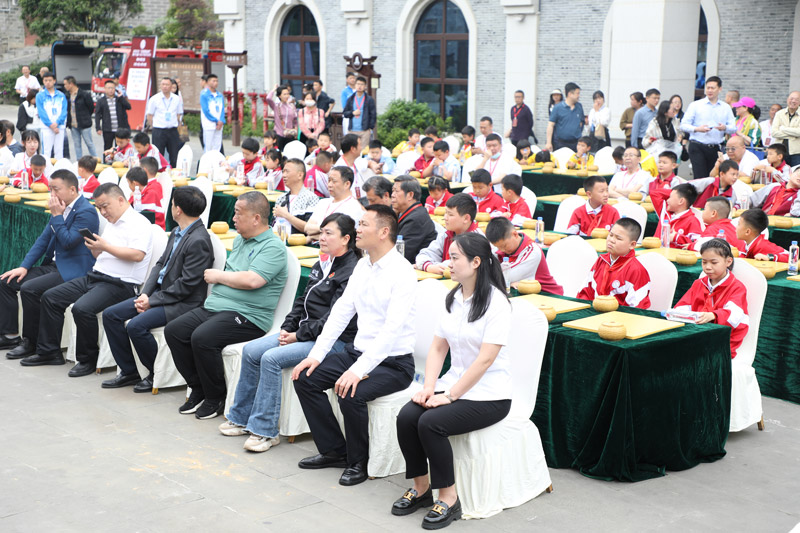 组图：中国女子围甲联赛希望教室捐赠仪式和指导棋活动在铜仁进行