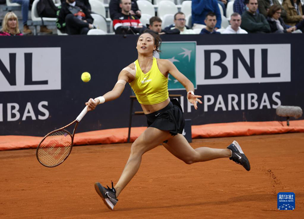 5月16日，郑钦文在比赛中。当日，在WTA1000罗马站单打四分之一决赛中，中国选手郑钦文以1比2不敌俄罗斯选手库德梅托娃，止步八强。新华社发