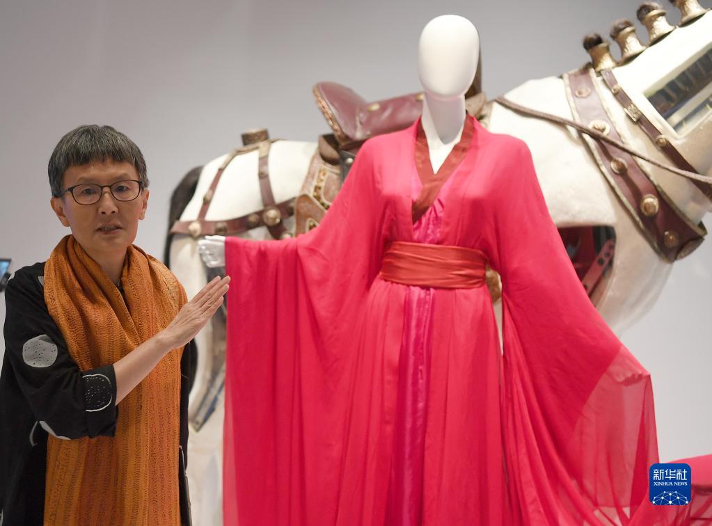 5月9日，后世香港资深服装造型设计师张西美在香港文化博物馆专题展览馆讲解电影服装。筑梦人新华社记者 陈铎 摄