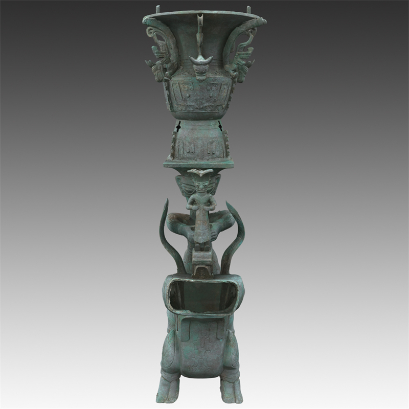 铜兽驮跪坐人顶尊铜像。四川省文物考古研究院供图