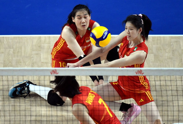 6月13日，中国队球员李盈莹（右）在比赛中救球。新华社记者卢炳辉摄