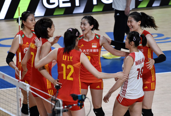 6月13日，中国队球员庆祝得分。新华社记者卢炳辉摄