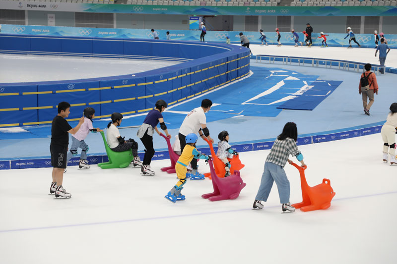 市民在国家速滑馆体验冰上快乐。人民网记者 李乃妍摄