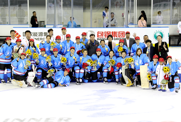 廣東隊奪得“十四冬”女子冰球公開組比賽冠軍。第屆冬季奪冠人民網記者 胡雪蓉攝